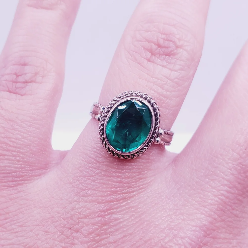 Oval Emerald Green Quartz & 925 Sterling Silver Bezel Set - Rope Design Ring